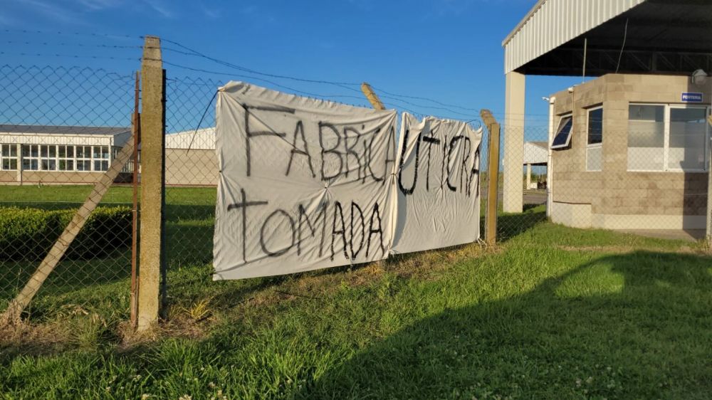 Sus 170 trabajadores tomaron la fbrica de zapatillas de alta tecnologa Bicontinentar: Deben salarios y hay alarma de cierre