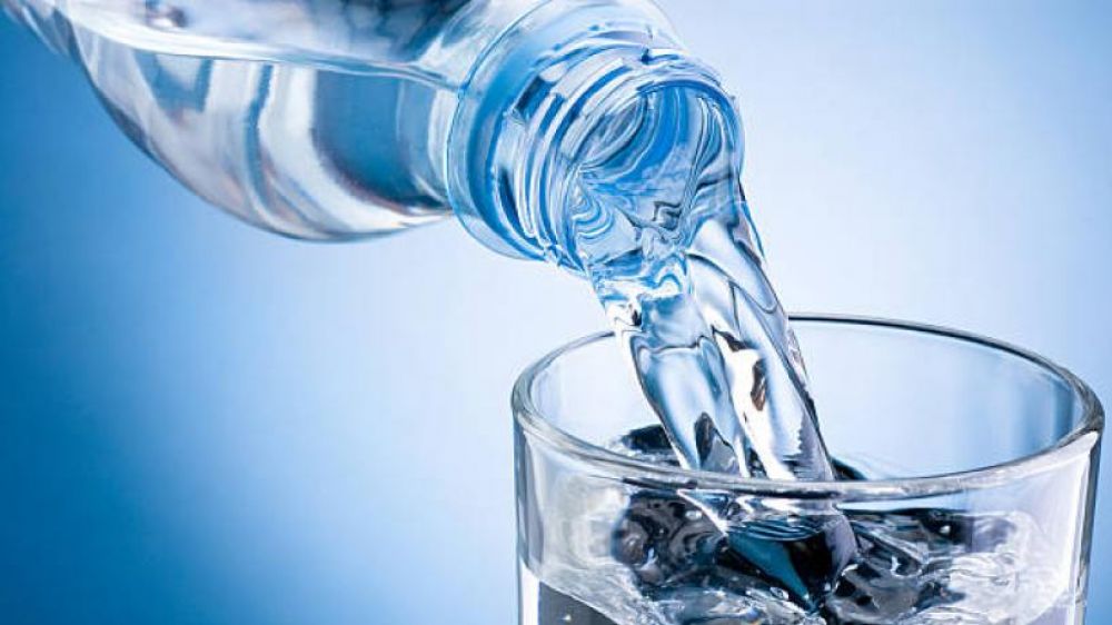 Bromatologa alerta y pide evitar consumir una marca de agua mineral