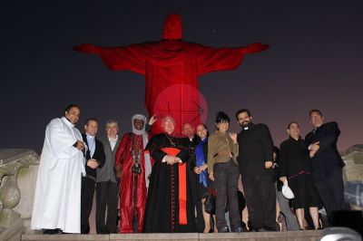 Monumentos del mundo se iluminan de rojo por los cristianos perseguidos