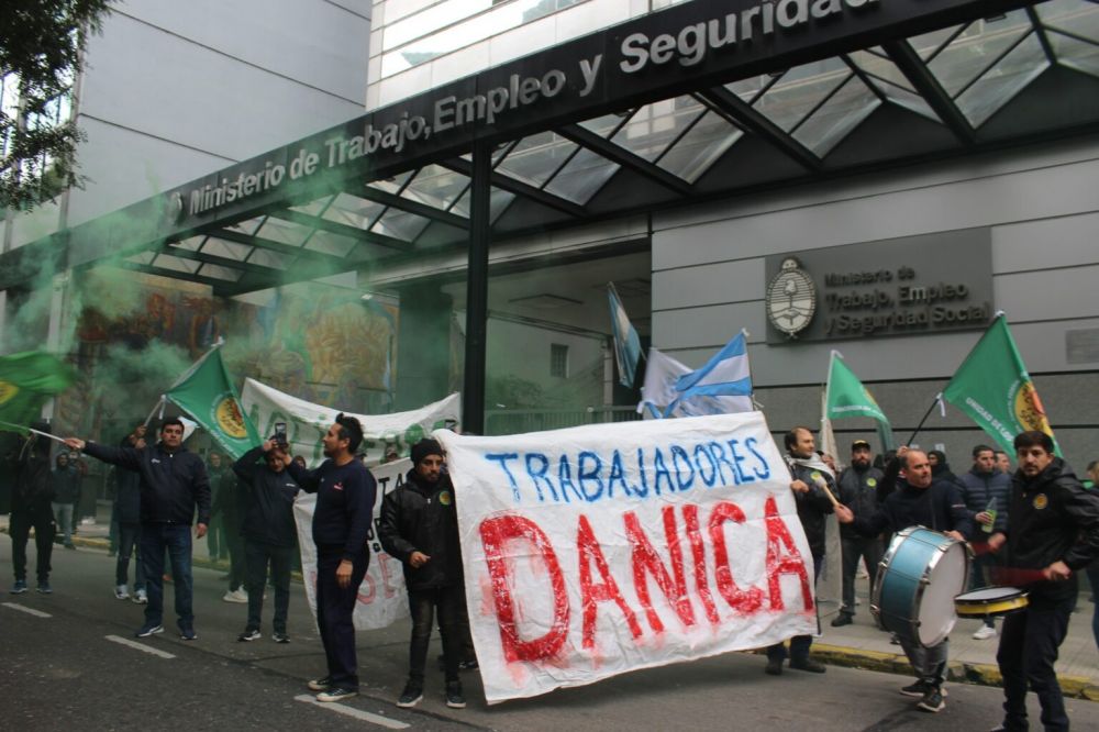 Obreros de Dnica se movilizan al Ministerio de Trabajo bonaerense: Amenazan con un cierre y quieren dejar a 150 familias en la calle