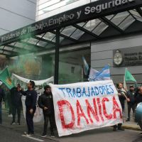 Obreros de Dnica se movilizan al Ministerio de Trabajo bonaerense: Amenazan con un cierre y quieren dejar a 150 familias en la calle