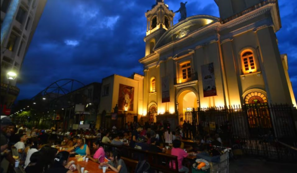 Crdoba: La pobres en una cena de la Iglesia frente a la catedral