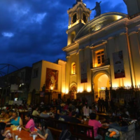 Crdoba: La pobres en una cena de la Iglesia frente a la catedral