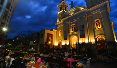 C�rdoba: La pobres en una cena de la Iglesia frente a la catedral