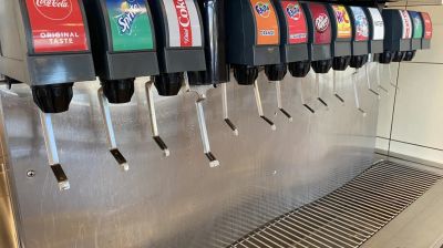 McDonalds enfurece con poltica para rellenar de refrescos