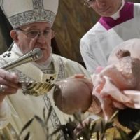 Papa Francisco: El Bautismo no se puede imponer a los padres que no lo quieren para sus hijos