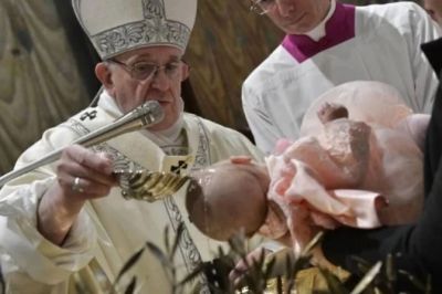 Papa Francisco: El Bautismo no se puede imponer a los padres que no lo quieren para sus hijos