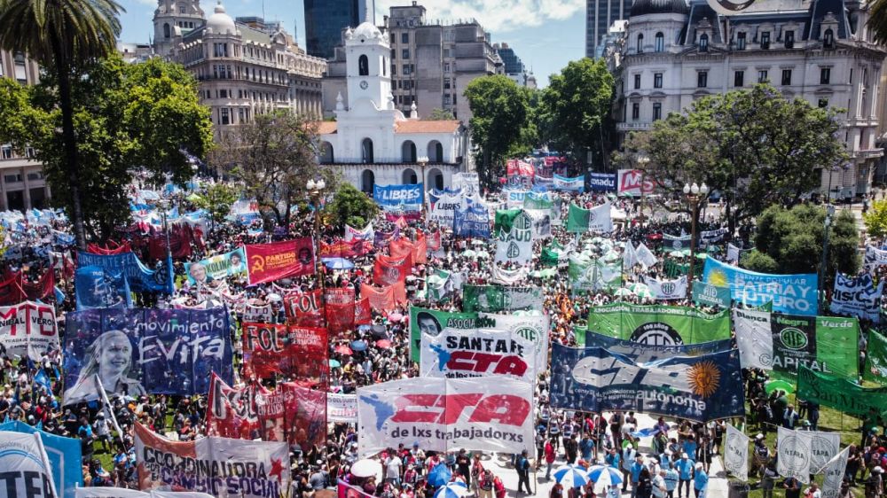 Fuerte movilizacin contra Milei: Los jubilados no van a recibir los remedios gratuitos, y frente a esto tenemos la imagen vergonzosa de un Senador que se vendi