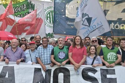 ATE mantuvo un altsimo acatamiento al paro de 24 hs y moviliz una multitud a Plaza de Mayo