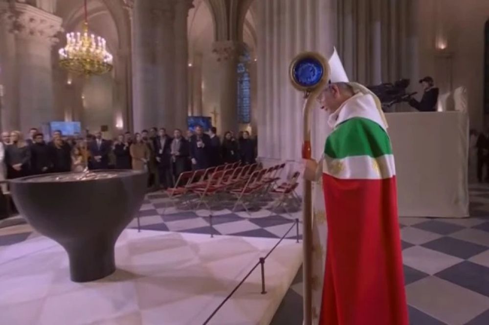 Consagran el altar y celebran la primera Misa en Notre Dame de Pars tras reapertura