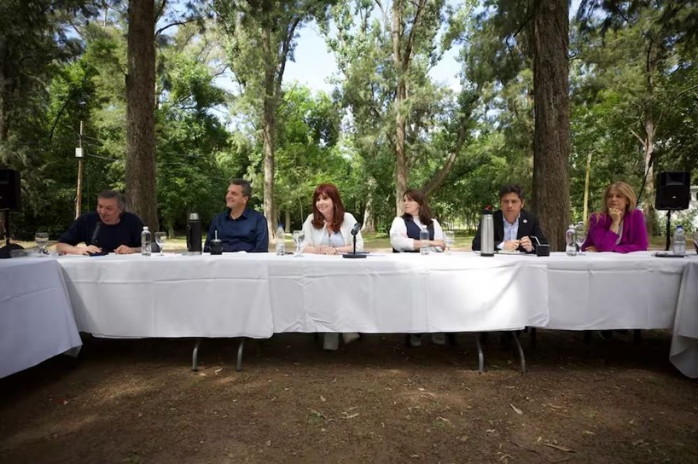 La cumbre del PJ | Una foto de unidad que no pudo ocultar la tensin en el seno del kirchnerismo