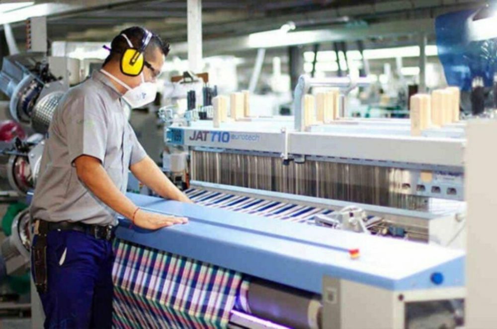 En la era Javier Milei, casi la mitad de las empresas del sector textil recort puestos de trabajo