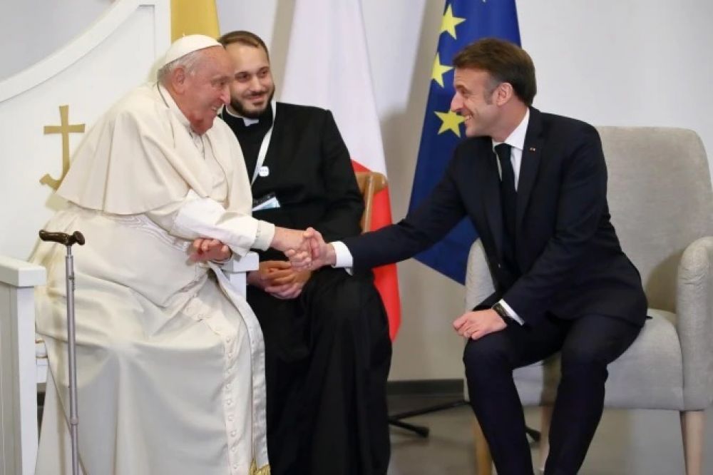 El Papa Francisco comparte con Macron la clave para tener sentido del humor