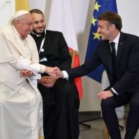 El Papa Francisco comparte con Macron la clave para tener sentido del humor