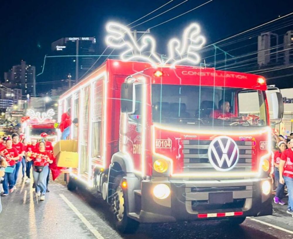 Coca-Cola Femsa ilumin a Panam en el desfile de navidad Ciudad de las Estrellas