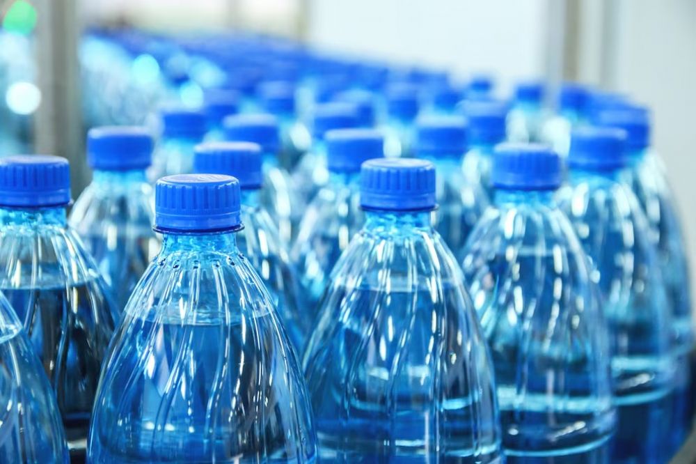 Por qu deberas dejar de consumir agua embotellada, segn una doctora: Est liberando sustancias