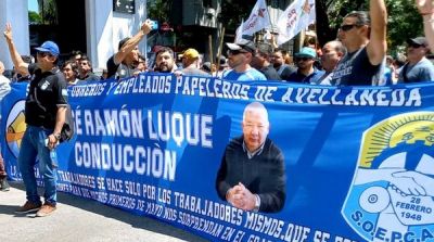 Papeleros profundizan los reclamos por mejoras salariales y el bono de fin de ao