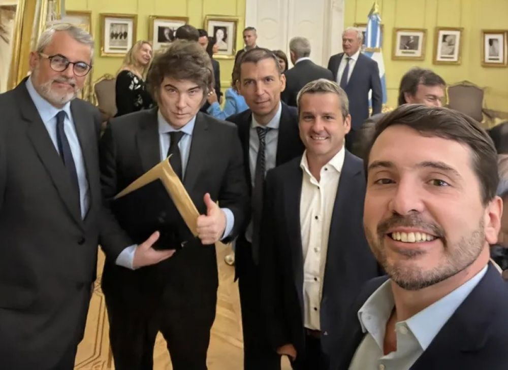 Javier Milei 2025: quines y cmo armaron la foto de la UCR pintada de violeta en la Casa Rosada