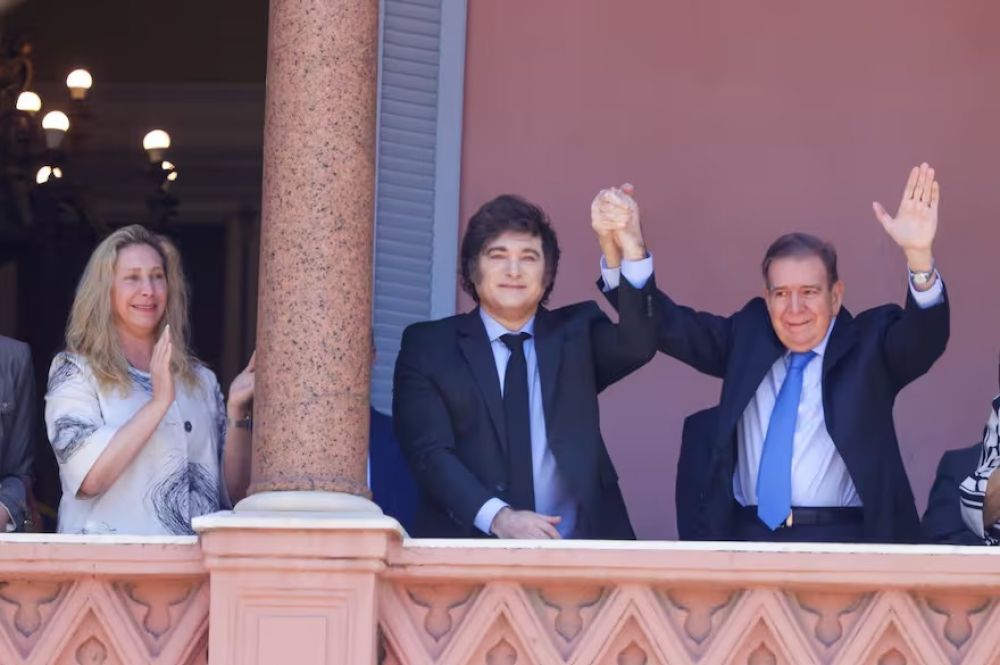 Javier Milei recibi a Edmundo Gonzlez Urrutia y saludaron a la comunidad venezolana desde el balcn de la Casa Rosada