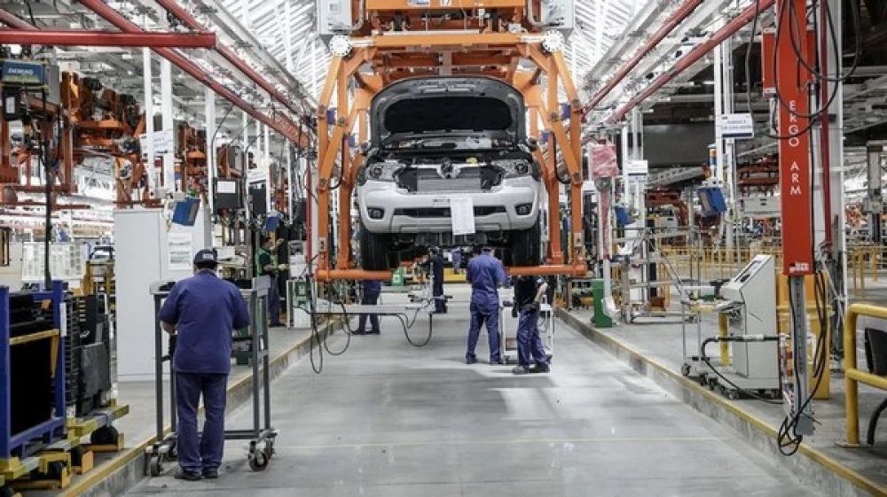 La producción automotriz cayó 17,1% en el primer año de gestión de Milei