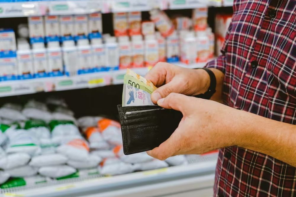 La agona del efectivo: cambio decisivo en la conducta de quienes compran en supermercados