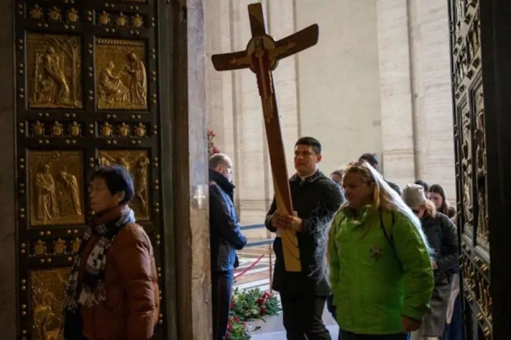 En dos semanas, medio milln de personas cruz la Puerta Santa