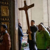 En dos semanas, medio milln de personas cruz la Puerta Santa