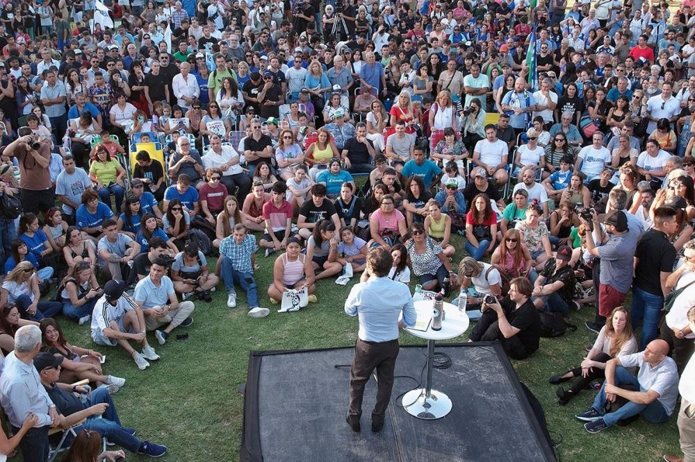 Kicillof ya trabaja en el armado de su frente poltico y avanza con mesas en cada distrito