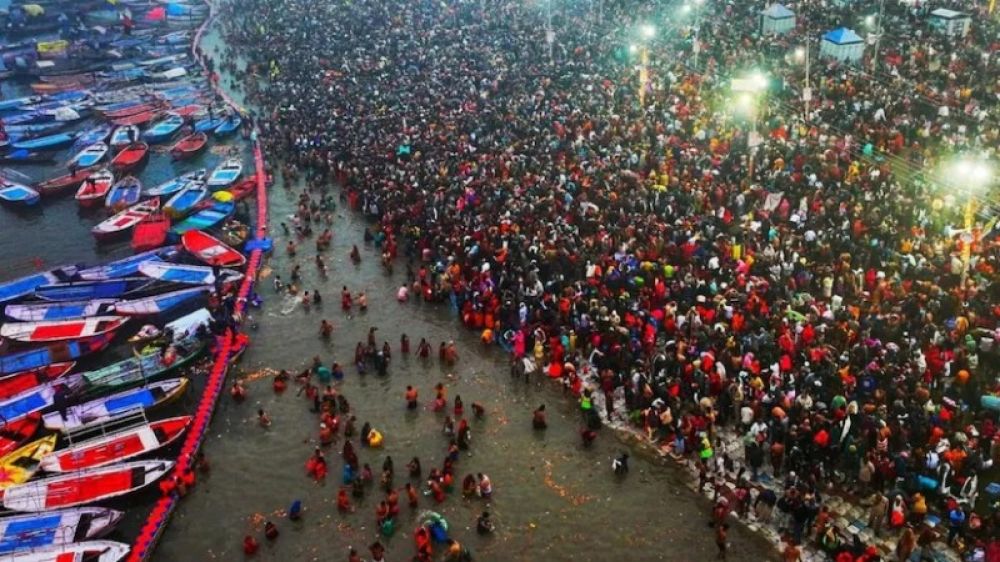 India: Una multitud de peregrinos en el festival hind Kumbh Mela