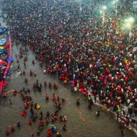 India: Una multitud de peregrinos en el festival hind Kumbh Mela