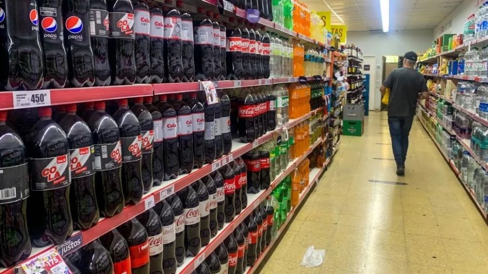 Guerra de gaseosas cola: la diferencia entre el precio de la lder y una segunda marca llega al 160%