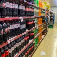 Guerra de gaseosas cola: la diferencia entre el precio de la lder y una segunda marca llega al 160%