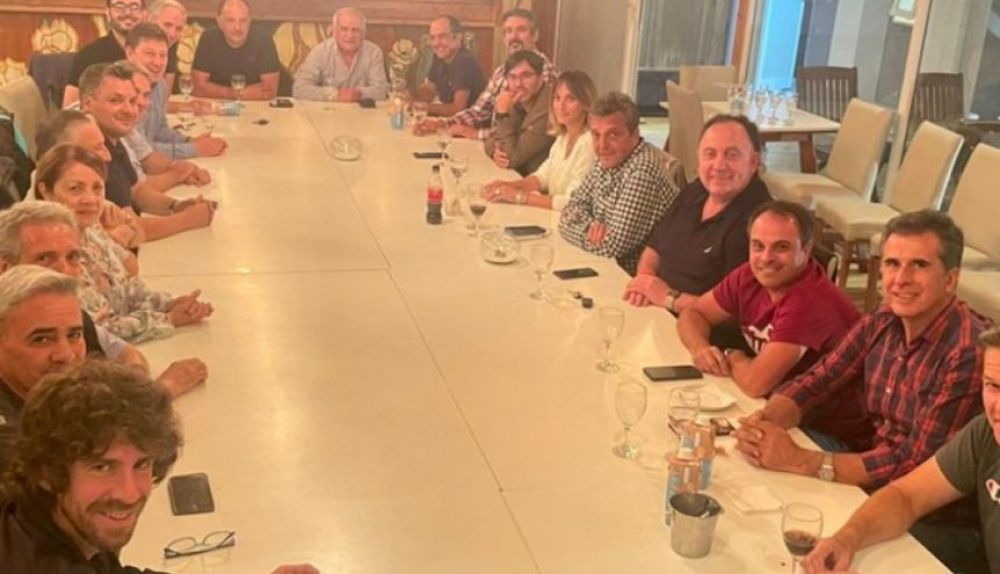 Rosca de verano: en balneario top de Pinamar Sergio Massa rene a su tropa