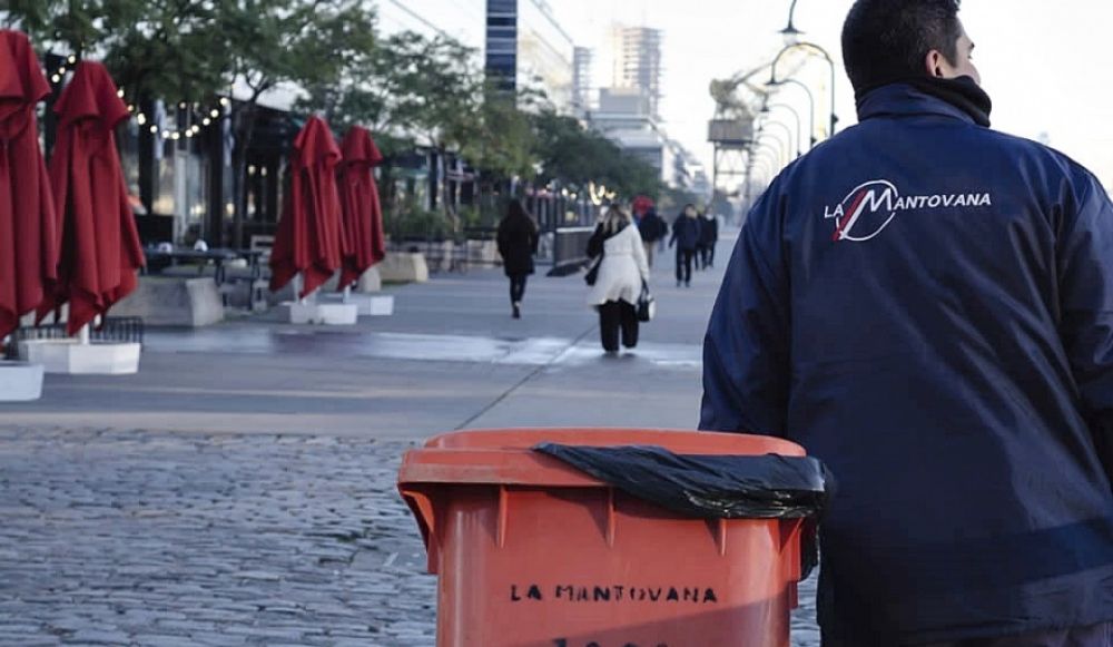 Empresa de limpieza que presta servicios en el Estado le quieren cobrar a sus trabajadores por tomar agua de los dispenser