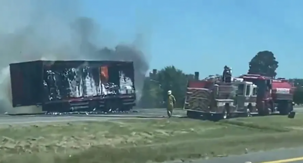 Ardi un camin de gaseosas en la autova 2 y gener importantes demoras camino a Mar del Plata