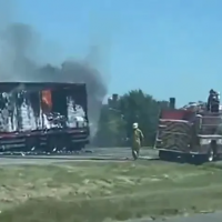 Ardi un camin de gaseosas en la autova 2 y gener importantes demoras camino a Mar del Plata