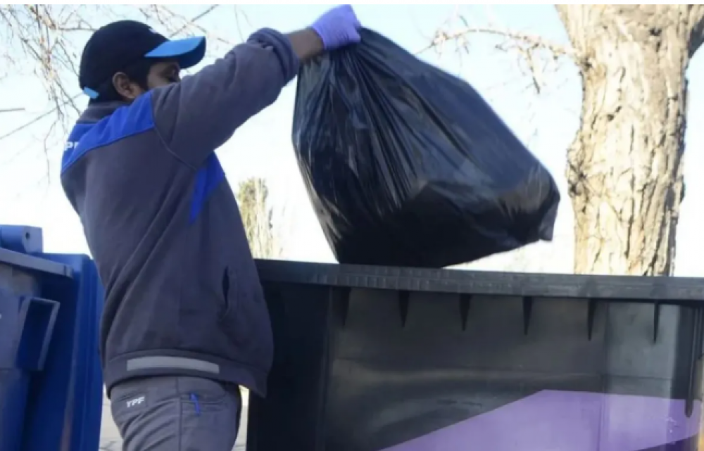 Los canastos de basura de las veredas se vuelven inservibles