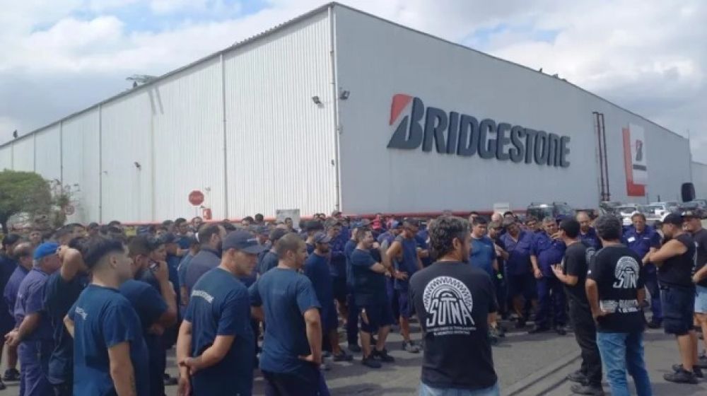 Trabajadores del neumtico protestan para frenar los 300 despidos que preparan Milei y Bridgestone