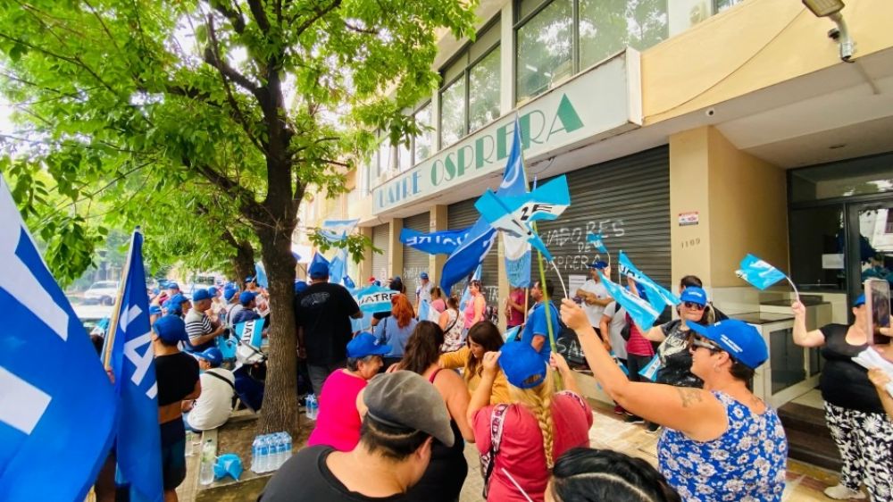 Inician protestas contra la intervencin del Gobierno en la obra social de Uatre y escala el conflicto