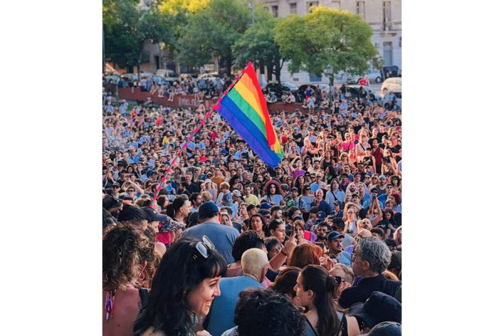 El orgullo es m�s fuerte: una multitud le dijo 