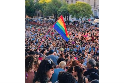 El orgullo es m�s fuerte: una multitud le dijo 