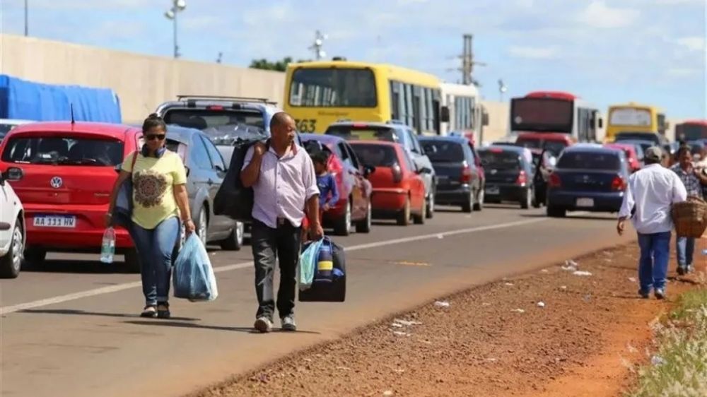 El turismo al exterior y las tarjetas en dlares presionan a las reservas