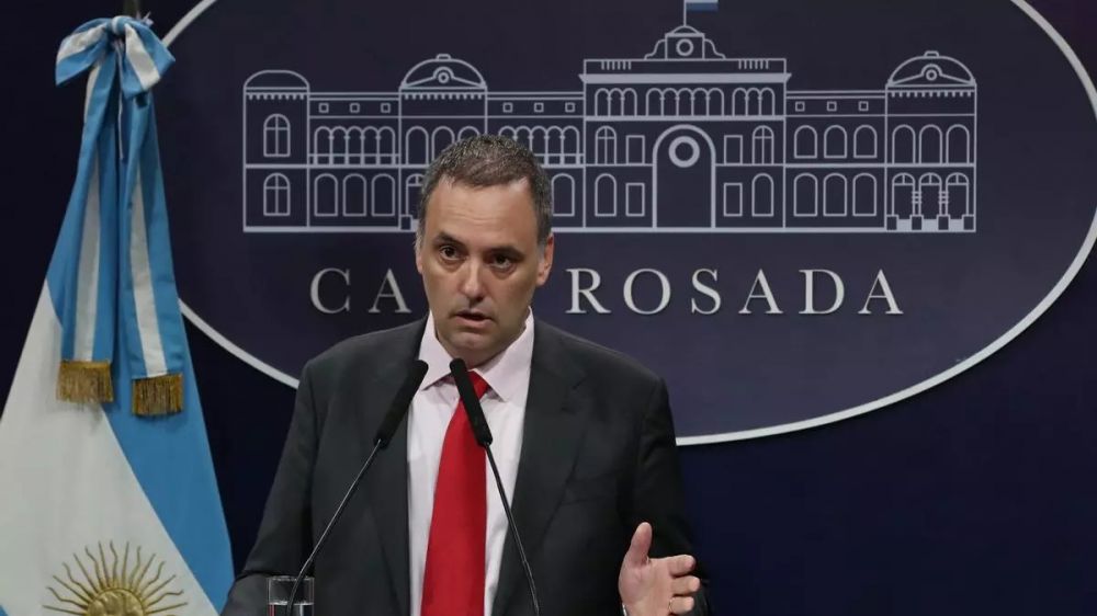 Adorni toma las riendas: absorbe la estructura de Prensa del Gobierno y suma tensin con Santiago Caputo