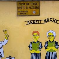 El Papa y sobrevivientes en un mural contra el antisemitismo