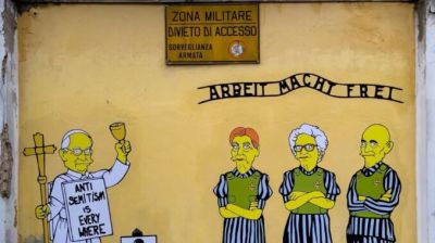 El Papa y sobrevivientes en un mural contra el antisemitismo