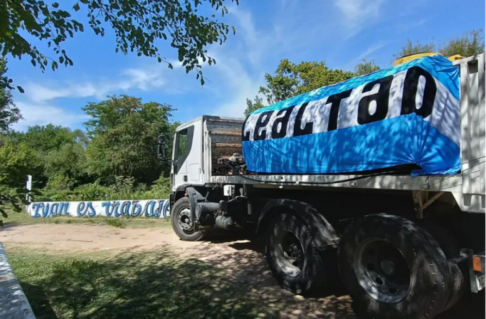 Las 62 Organizaciones Peronistas llevaron agua potable a Los Talas en una jornada solidaria