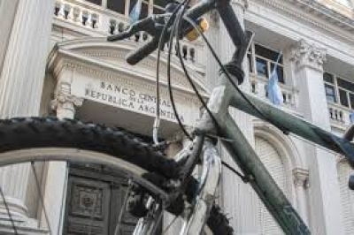 Bicicleta financiera: Milei y Caputo se abrazan al carry trade para mantener el d�lar