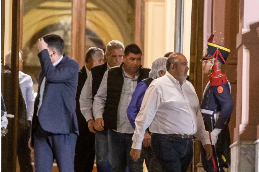 El Gobierno busca limitar aumentos salariales para contener la inflación y hace referencia a un «entendimiento» con la cúpula de la CGT por conversaciones con Francos