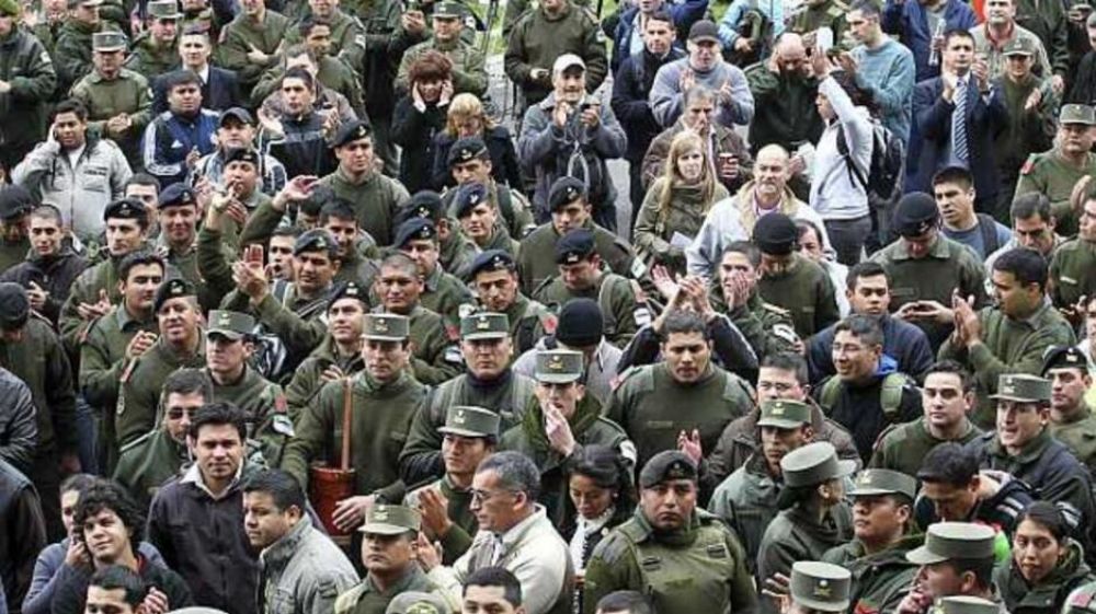 Gendarmes protestarn por bajos salarios y traslados forzados, de acuerdo a un informe interno de la polica