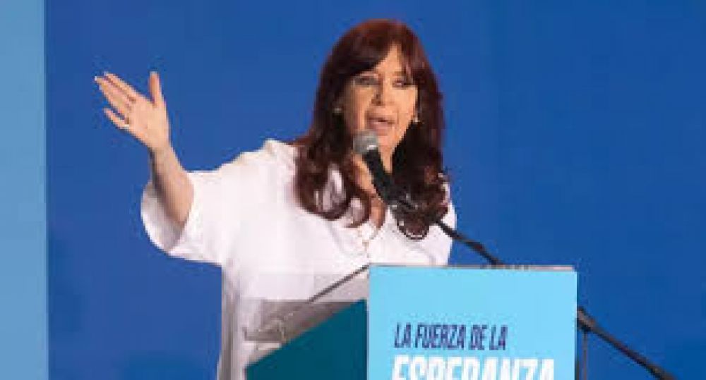 Cristina mantiene firme en mano el bastn de mariscal y le marca el terreno a Kicillof